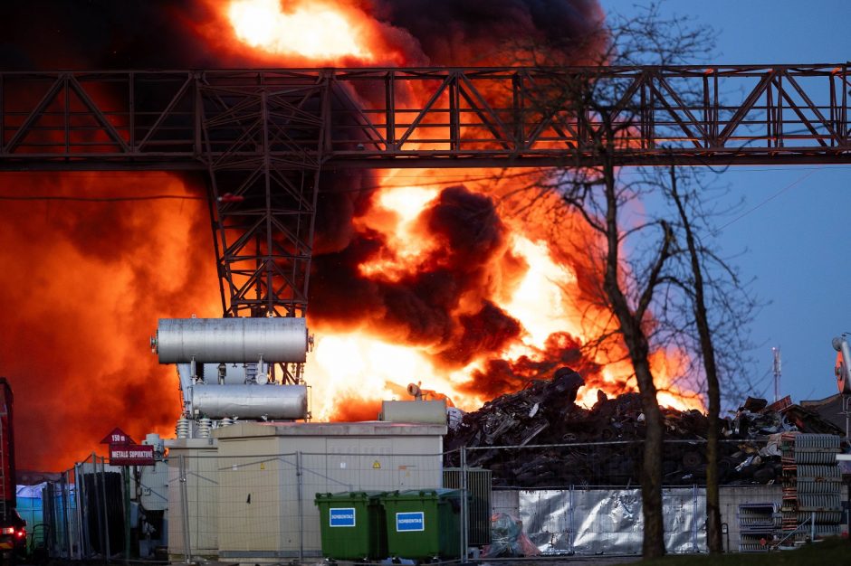 Žiniasklaida: po Panerių gatvėje kilusio gaisro žala aplinkai gali siekti beveik 5,8 mln. eurų