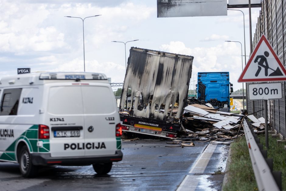 Ugnies liežuviai „Megos“ prieigose: nukentėjo ir miesto turtas, o tarp galimų įtariamųjų – nuorūka