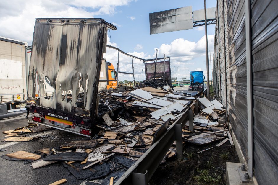 Ugnies liežuviai „Megos“ prieigose: nukentėjo ir miesto turtas, o tarp galimų įtariamųjų – nuorūka