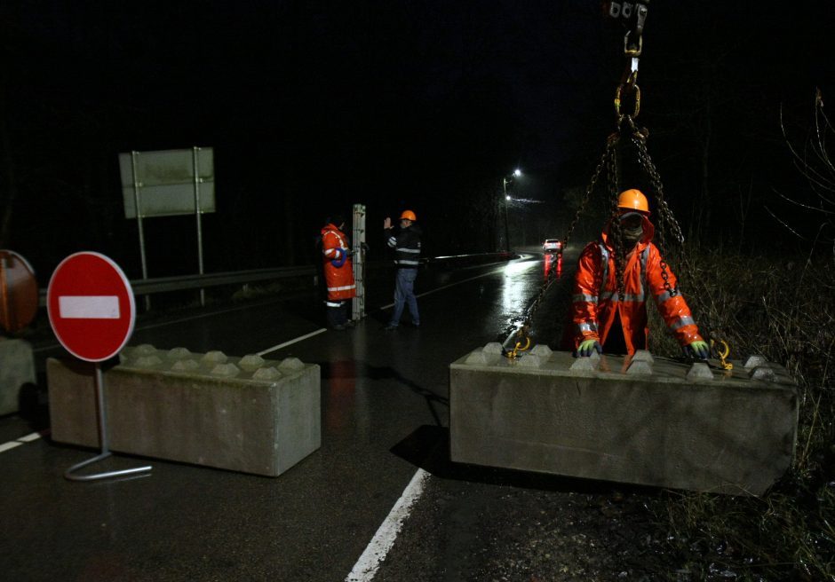 Kaunas užsidaro: ties įvažiavimais į miestą jau statomi blokai