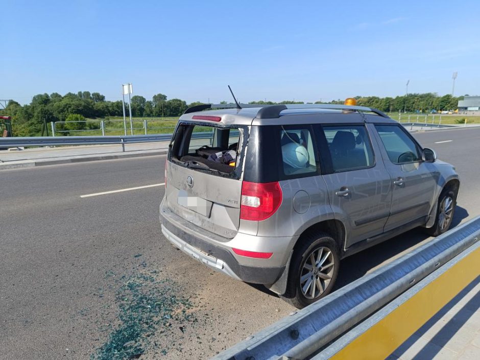 Skaudi nelaimė Kėdainiuose: motoroleris rėžėsi į kelininkų mašiną  