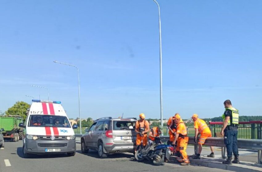 Skaudi nelaimė Kėdainiuose: motoroleris rėžėsi į kelininkų mašiną  