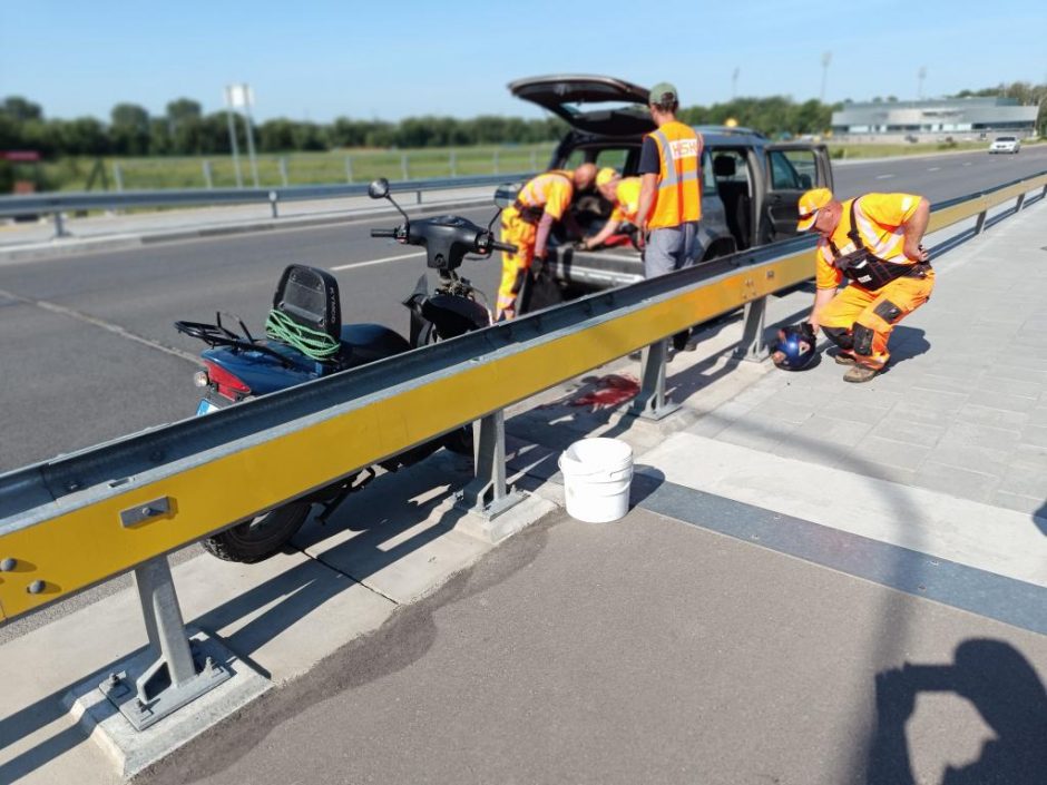 Skaudi nelaimė Kėdainiuose: motoroleris rėžėsi į kelininkų mašiną  