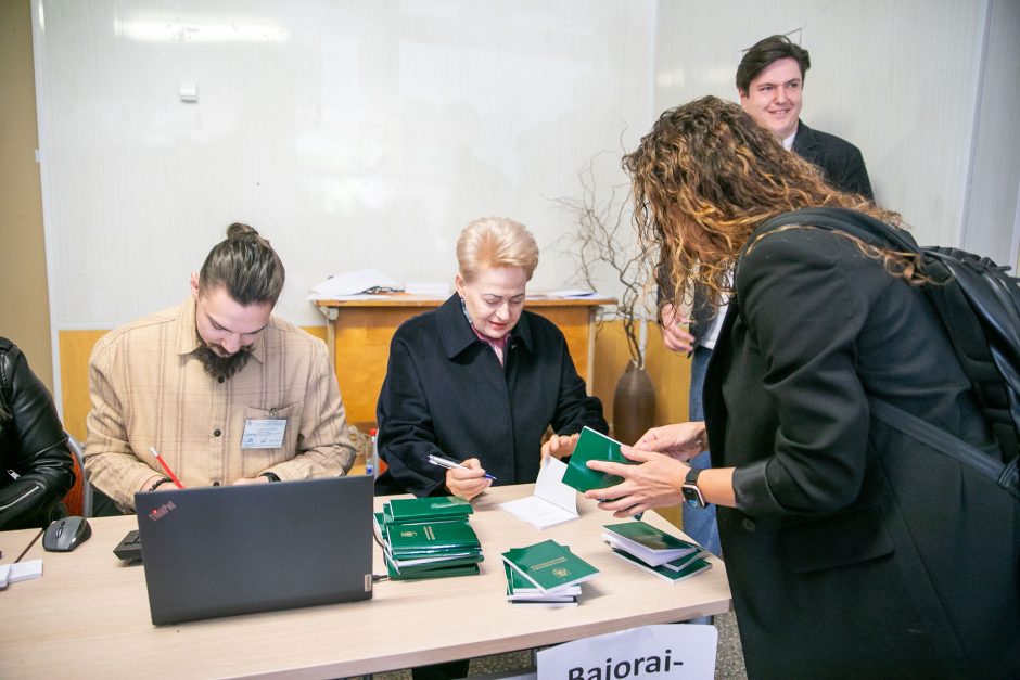 „Baltosios pirštinės“ apie pažeidimus per balsavimą: kliūna ne tik komisijos darbas