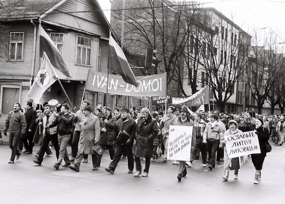 Imperijos griūtis, skambant „Gulbių ežero“ muzikai