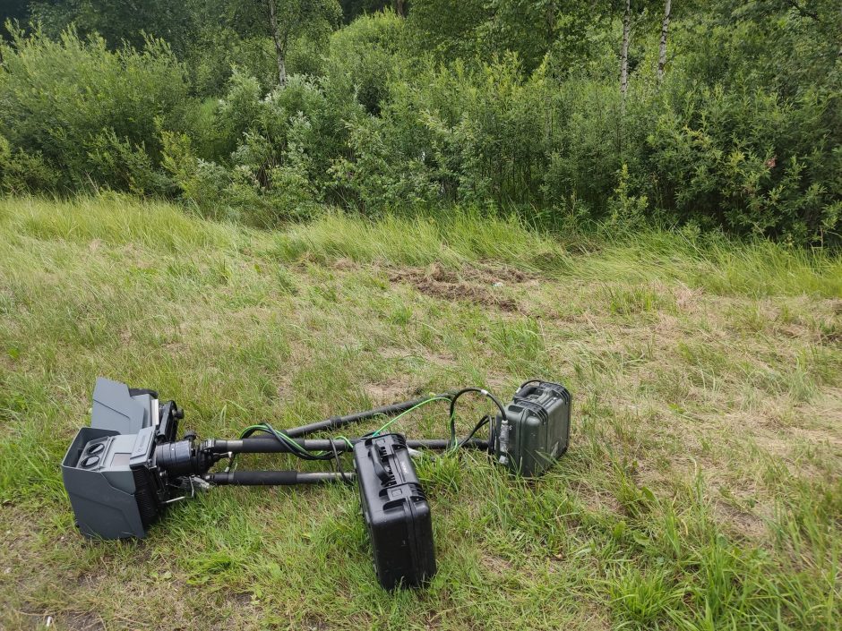 Trikojį pamatęs vairuotojas „kirto per stabdžius“: automobilis vertėsi, matuoklis – sudaužytas