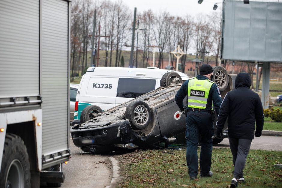 Atsargiai: Kaune siautėja vairuotojas, kuris tyčia sukelia avarijas