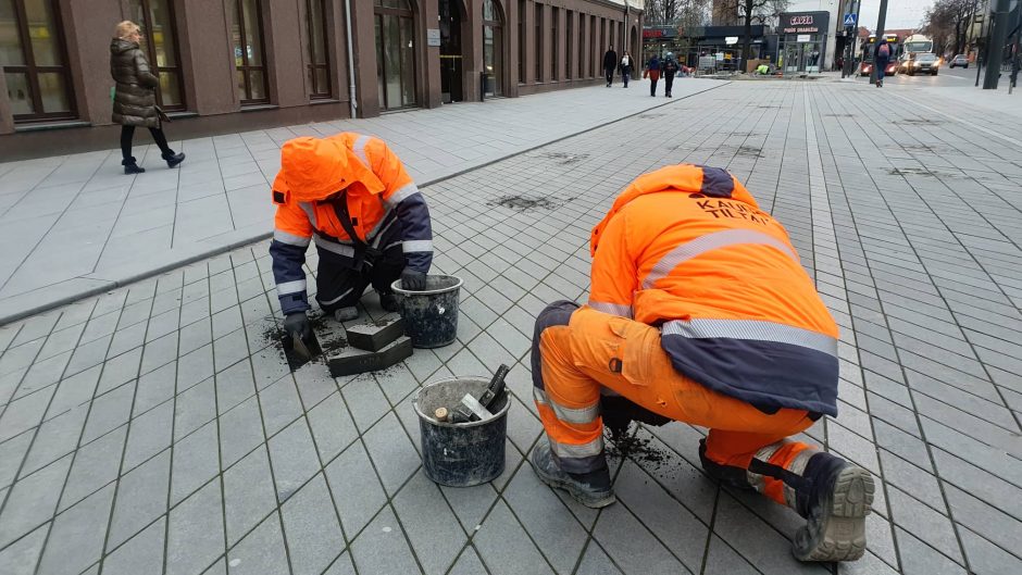 Taisomas brokas: Laisvės alėjoje darbininkai keičia suskilusias plyteles