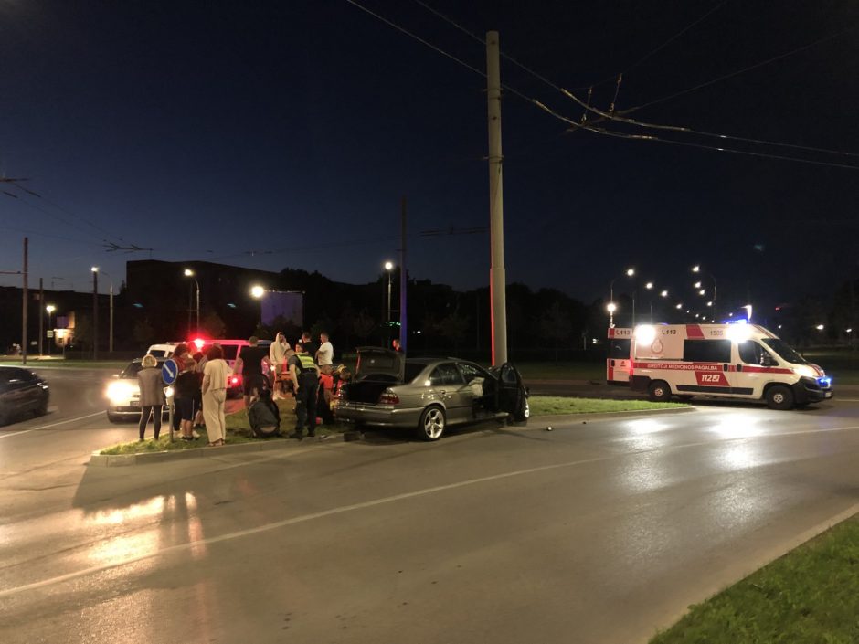 Kaune – ir vėl stiprus BMW smūgis į stulpą: vairuotojas girtas, yra sužalotų