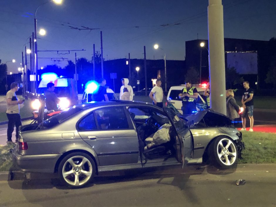 Kaune – ir vėl stiprus BMW smūgis į stulpą: vairuotojas girtas, yra sužalotų