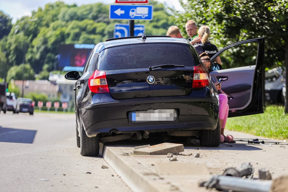 Kaune centre – avarija: po smūgio BMW išvartė stulpelius ir kelionę baigė ant šaligatvio