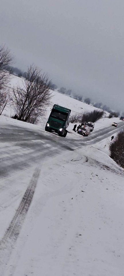 Žiema parodė savo nagus: Žemaitijoje apsivertė iš Kauno išvykęs maršrutinis autobusas (papildyta)