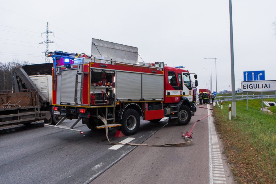 Magistralėje – dviejų krovininių automobilių avarija, viename jų – dujų balionai