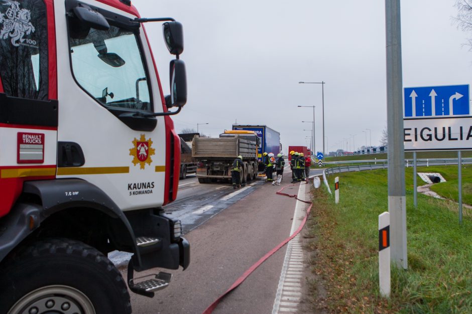 Magistralėje – dviejų krovininių automobilių avarija, viename jų – dujų balionai