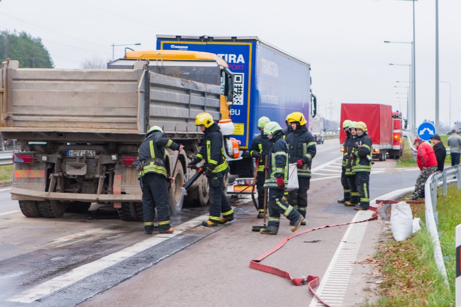 Magistralėje – dviejų krovininių automobilių avarija, viename jų – dujų balionai