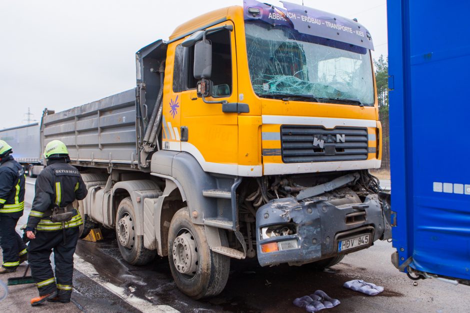 Magistralėje – dviejų krovininių automobilių avarija, viename jų – dujų balionai