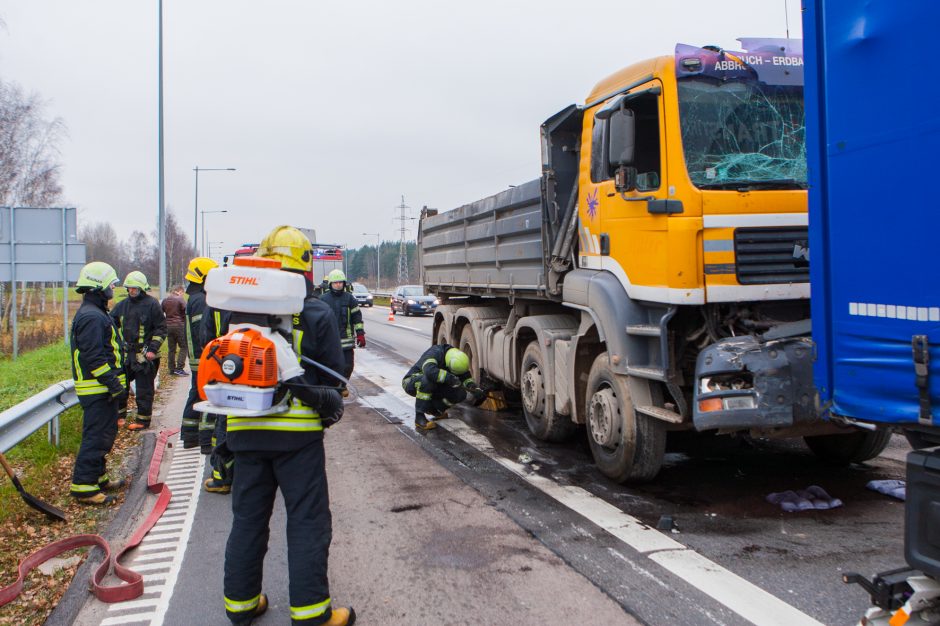 Magistralėje – dviejų krovininių automobilių avarija, viename jų – dujų balionai