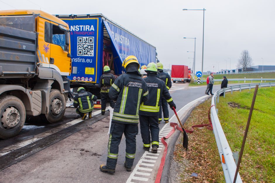 Magistralėje – dviejų krovininių automobilių avarija, viename jų – dujų balionai