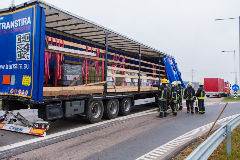 Magistralėje – dviejų krovininių automobilių avarija, viename jų – dujų balionai