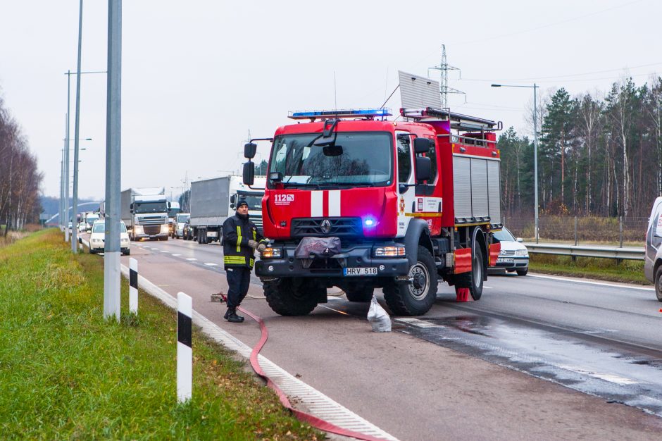 Magistralėje – dviejų krovininių automobilių avarija, viename jų – dujų balionai