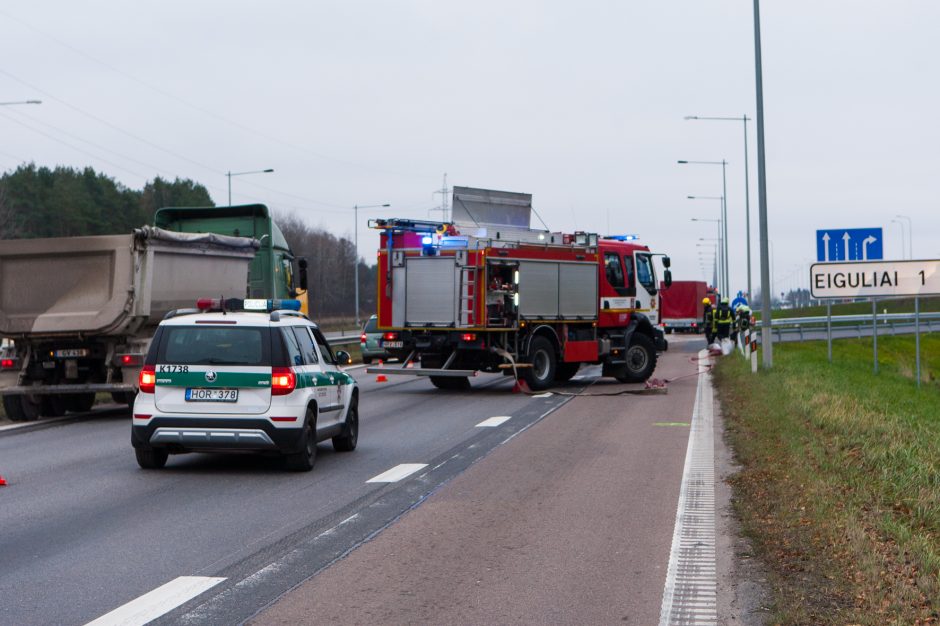 Magistralėje – dviejų krovininių automobilių avarija, viename jų – dujų balionai