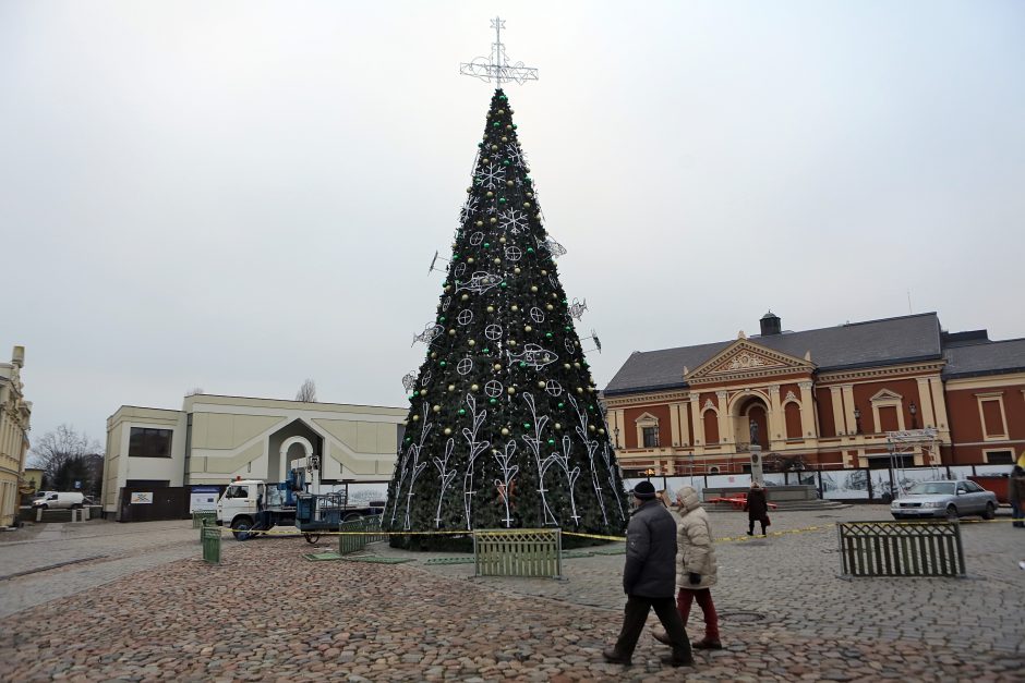 Pradėjo išmontuoti miesto eglę