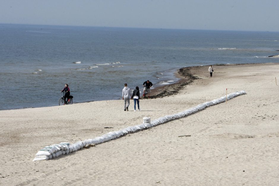 Klaipėdiečius pajūryje nustebino maišai