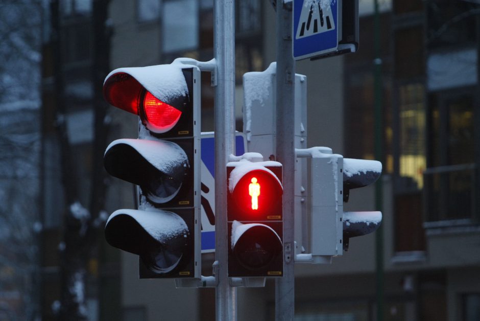 Vilniuje taksi automobiliui atsitrenkus į šviesoforą buvo sutrikęs eismas