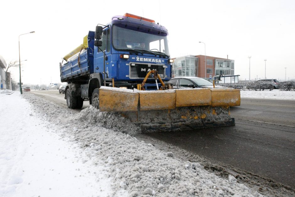 Sniegas padidino gatvių valymo išlaidas