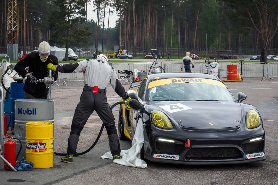 „NEZ6H” lenktynėse – sudegęs „Lamborghini“