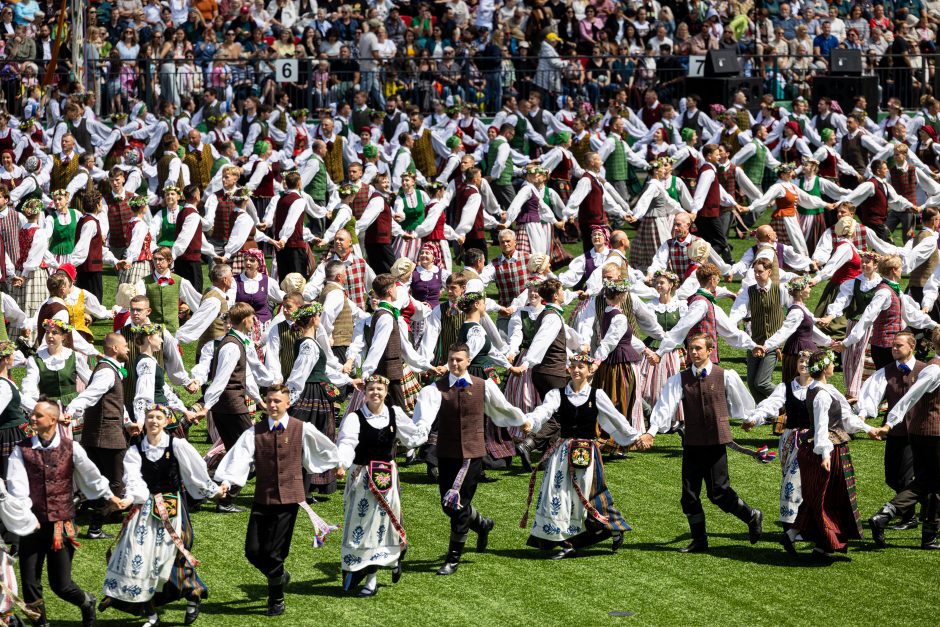 Dainų šventės šokių diena „Amžių tiltais“