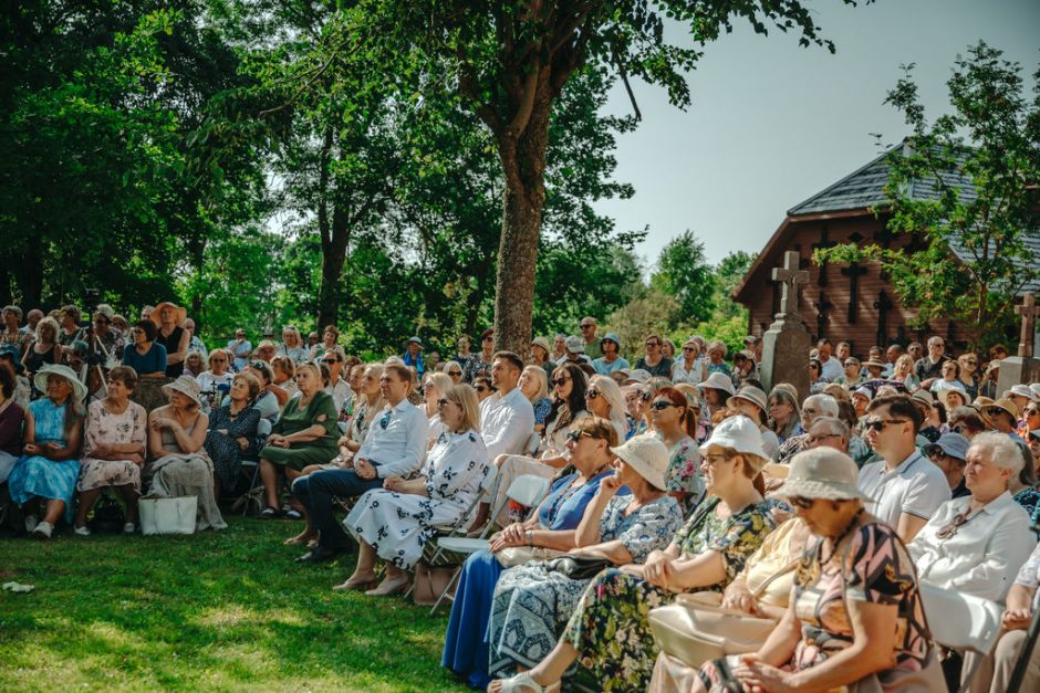 Kunigas R. Doveika Paberžėje: laisvoje šalyje kausto baimė kalbėti