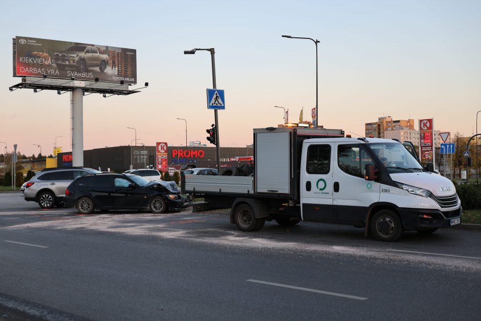 Avarija vienoje judriausių Kauno sankryžų: strigo eismas, viena vairuotoja – ligoninėje