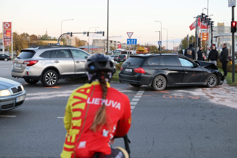 Avarija vienoje judriausių Kauno sankryžų: strigo eismas, viena vairuotoja – ligoninėje