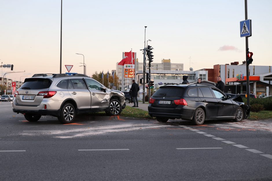 Avarija vienoje judriausių Kauno sankryžų: strigo eismas, viena vairuotoja – ligoninėje