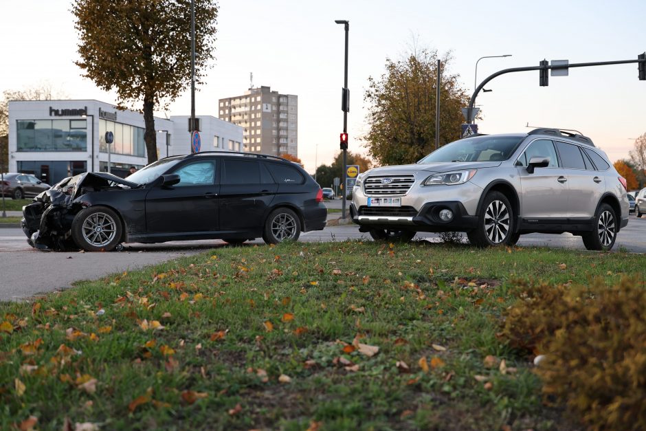 Avarija vienoje judriausių Kauno sankryžų: strigo eismas, viena vairuotoja – ligoninėje