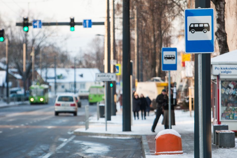 Gyventojai širsta: autobusai neveža, o ženklai klaidina