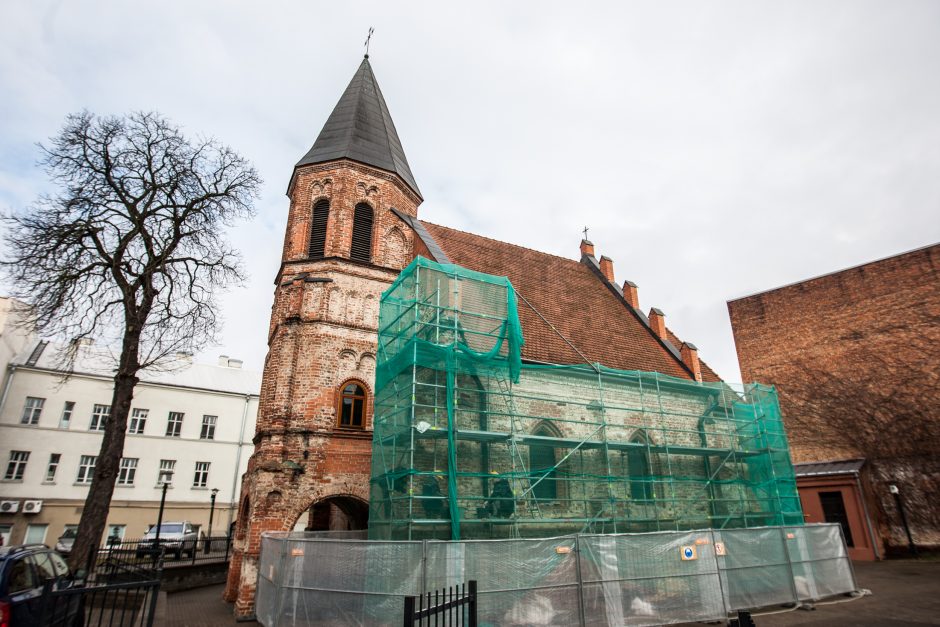 Šv. Gertrūdos bažnyčios grožį paslėpė statybininkų pastoliai