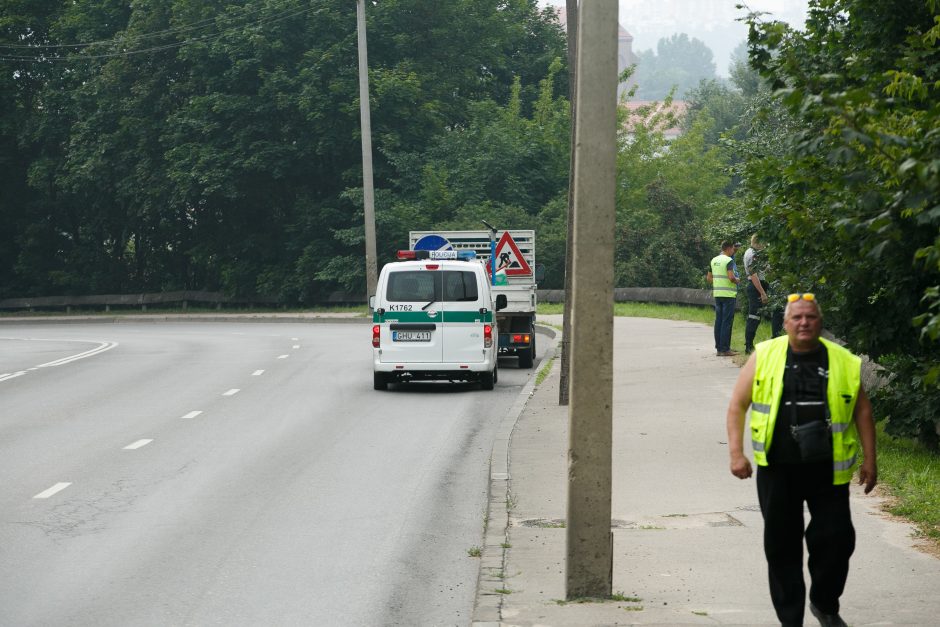 Vakare vyko nuo šlaito nusiritusio traktorius ištraukimo darbai