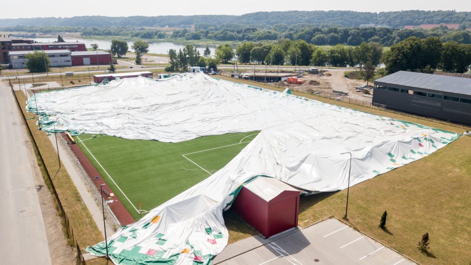 Kaune subliuško futbolo maniežas