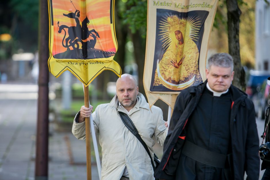 LGBT eisenos įžanga: „viešą nuodėmės demonstravimą“ tikintieji bandė atsverti maldomis 