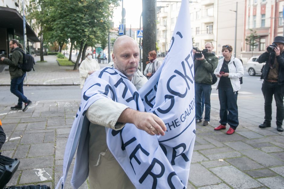 LGBT eisenos įžanga: „viešą nuodėmės demonstravimą“ tikintieji bandė atsverti maldomis 