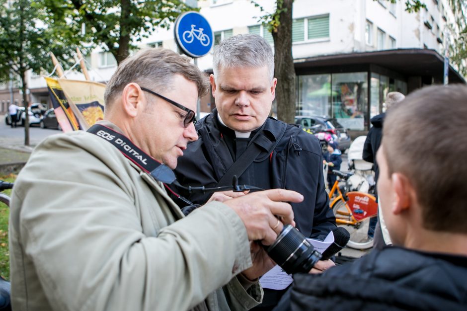 LGBT eisenos įžanga: „viešą nuodėmės demonstravimą“ tikintieji bandė atsverti maldomis 