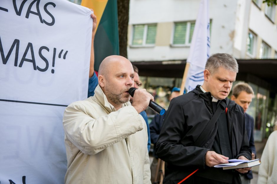 LGBT eisenos įžanga: „viešą nuodėmės demonstravimą“ tikintieji bandė atsverti maldomis 