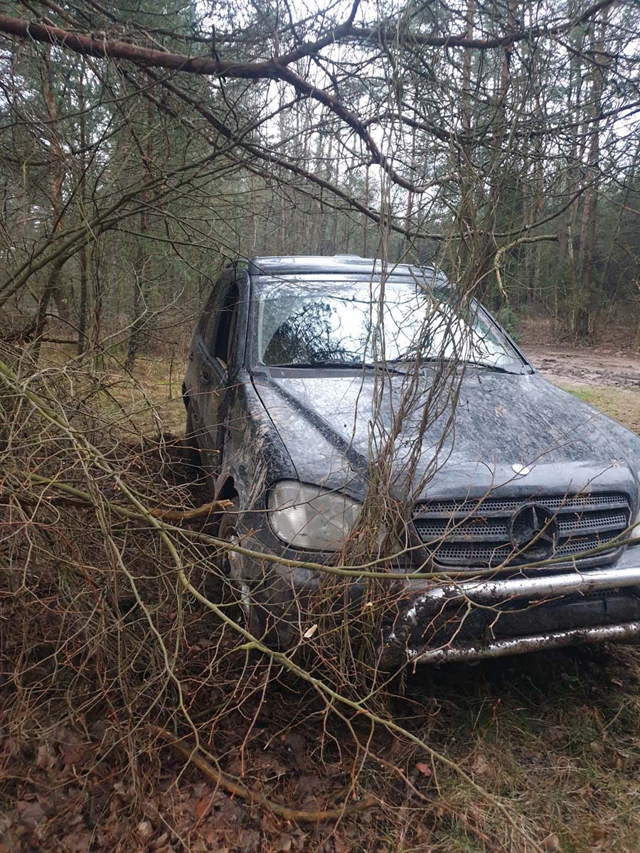 Nuo pasieniečių sprukęs kontrabandininkas automobiliu išvertė tvorą ir rėžėsi į medį