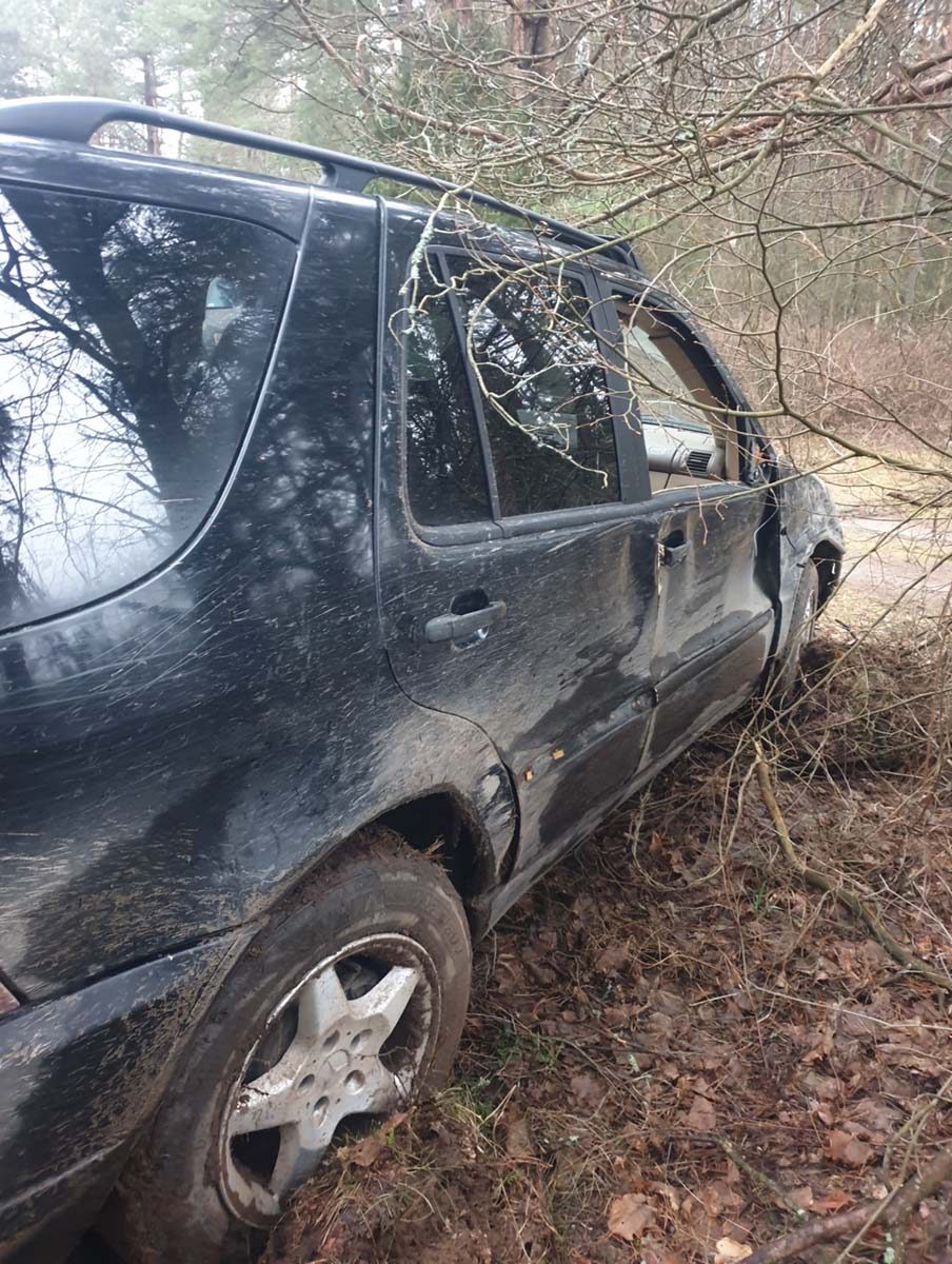 Nuo pasieniečių sprukęs kontrabandininkas automobiliu išvertė tvorą ir rėžėsi į medį