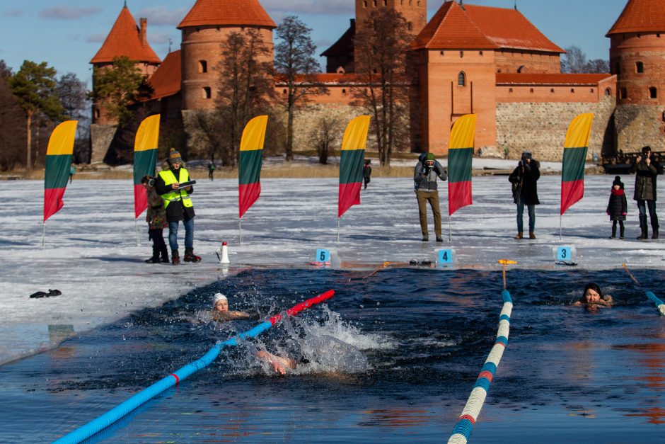 Lediniame vandenyje varžėsi 200 „ruonių“ – visi įveikė 25 metrus