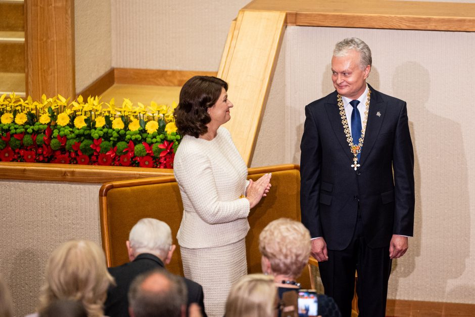 D. Nausėdienė inauguracijoje žavėjo subtilia klasika: pasirinko simbolinį papuošalą  