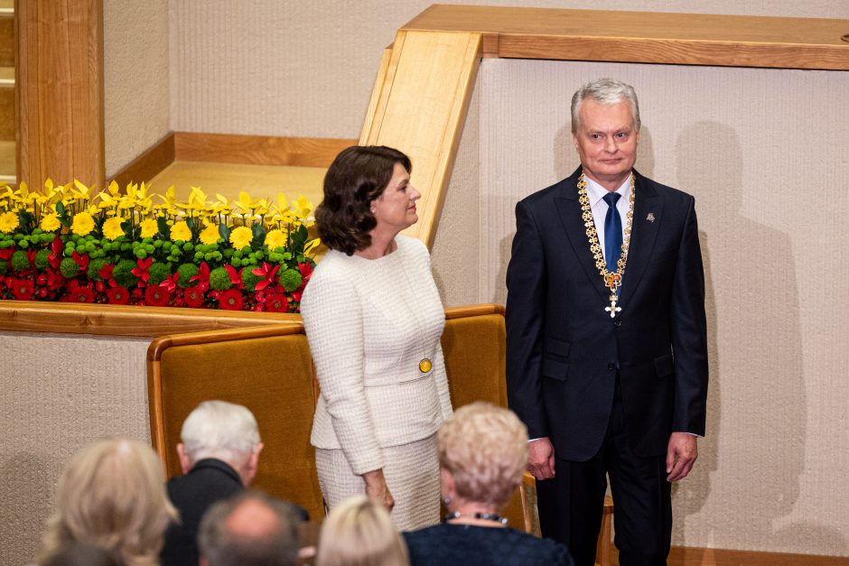 D. Nausėdienė inauguracijoje žavėjo subtilia klasika: pasirinko simbolinį papuošalą  