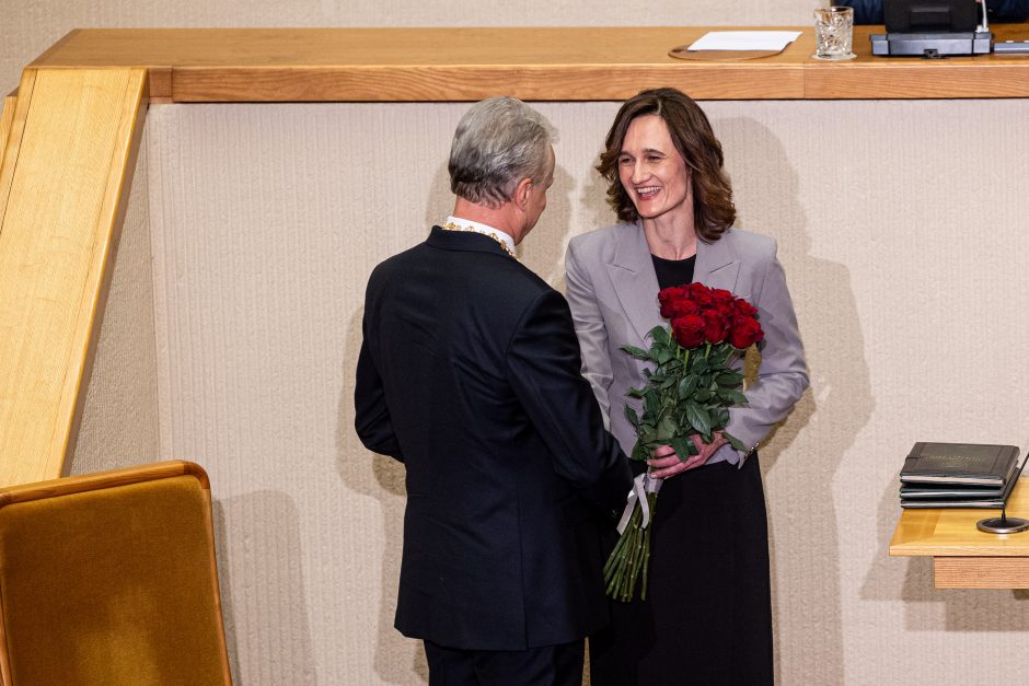 D. Nausėdienė inauguracijoje žavėjo subtilia klasika: pasirinko simbolinį papuošalą  